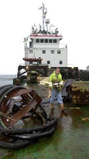 BRU06 - - MURO, SPAIN : The Belgian boat URS wich is pomping oil from the see after the Prestige disaster, pictured on Wednesday 25 December 2002 near Muro, Spain during the visit of Belgian ecolo Transport Minister Isabelle Durant. OLIVIERxHOSLET  x1131288x