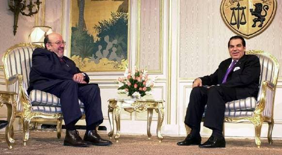 BRU29 - - TUNIS, TUNISIA : Belgian Foreign Minister Louis Michel (L) meets with Tunisian President Zine El Abidine Ben Ali (R), Thursday 21 February 2002 at the airport of Tunis. Michel is on a 2-day official visit to Tunisia. BENOITxDOPPAGNE  x850348x