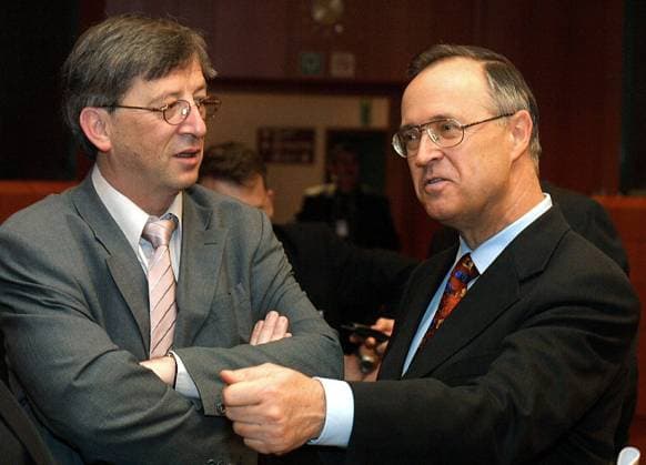 BRU25 - - BRUSSELS, BELGIUM: German Minister for Finances Hans Eichel (R) chats with Luxembourg s counterpart Jean Claude Juncker (L), before the opening of the ECOFIN meeting, held on Monday 12 March 2001, in Brussels. ETIENNExANSOTTE  x609379x