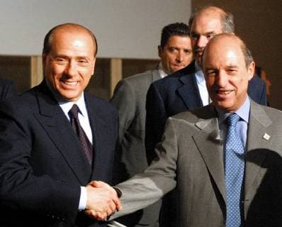 BRU11 - - GOTHENBURG, SWEDEN: Chairman of the Italian Ministers Council Silvio Berlusconi (L) shakes hand with Greek Prime Minister Costas Simitis (R) at the opening of the European Summit in Gothenburg, Friday 15 June 2001. GERARDxCERLES  x657359x