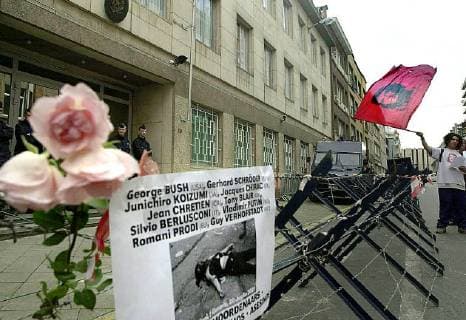 BRU87 - - BRUSSELS, BELGIUM: Demonstrators commemorate the death of Italian demonstrator Carlo Giuliani during the last G8 top in Genua, Sunday 22 July 2001, in front of the Italian embassy in Brussels. Carlo Guiliani was killed by a military policeman as he and a crowd of other activists furiously attacked a police jeep on Friday during day-long riots against a Group of Eight (G8) summit in the Italian port. OLIVIERxMATTHYS  x680173x