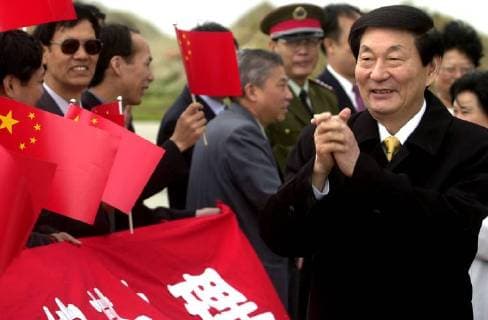 BRU23 - - BRUSSELS, BELGIUM: Chinese Prime Minister Zhu Rongji (R) followed by his wife Lao An (R, hidden) greets the crowd at his arrival at ABELAG airport in Brussels, Wednesday 05 September 2001. Zhu Rongji is on a 2-day official visit to Brussels for EU-China summit. OLIVIERxMATTHYS  x704590x