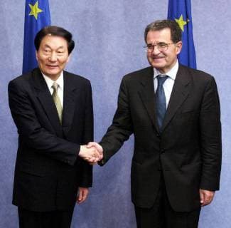 BRU06--BRUSSELS, BELGIUM : The Chinese Prime Minister ZHU RONGJI (L) met EU commission chairman Romano PRODI (R) this Tuesday morning July 11, 2000, in Brussels, during his 3-days visit to Belgium . : GeertxVANDENxWIJNGAERT  x491199x