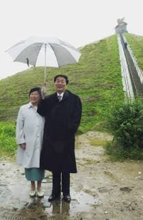 BRU03--BRUSSELS, BELGIUM : The Chinese Prime Minister ZHU RONGJI and his wife visited The Lion of Waterloo this Tuesday morning July 11, 2000, during their 3-days visit to Belgium. : GeertxVANDENxWIJNGAERT  x491201x