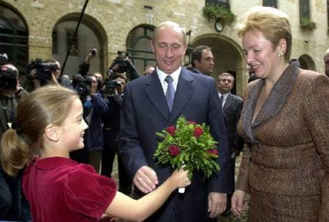 BRU01 - - BRUSSELS, BELGIUM: Russian President Vladimir Putin and his wife Ljudmila are welcomed by a little girl as they arrive at the Brussels city Hall, Tuesday 02 October 2001. Putin is in Belgian for a two-day visit to Belgium to take part in the EU-Russia summit and to meet NATO Secretary General Lord Robertson. PHOTO BELGA- OLIVIERxHOSLET  x732706x