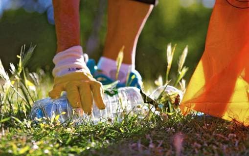 Einmal im Monat trifft sich die Bonner Plogging Gruppe an der Bonner Hofgartenwiese um Muell zu sammeln (Foto vom 02.07.2018). Plogging, ein Trend aus Schweden, ist seit diesem Fruehjahr auch in deutschen Grossstaedten angekommen. Es steht fuer Joggen und dem schwedischen Wort Plocka , gleichbedeutend mit etwas aufheben . Freiwillig den Muell anderer Leute aufsammeln ist fuer die meisten Menschen undenkbar. Fuer die Anhaenger der Plogger-Bewegung ist es dagegen Teil ihres Fitness-Programms. Ob Plogging langfristig die Umwelt verbessern kann, ist fraglich. Umweltverbaende wie der Naturschutzbund NABU plaedieren dafuer, besser generell weniger Muell zu produzieren statt nur aufs Plogging zu setzen. (Siehe epd-Feature vom 16.08.2018) Plogging - Die Muell-Jogger kommen *** Once a month, the Bonn Plogging Group meets at the Bonner Hofgarte Copyright: epd-bild MeikexBoeschemeyer EDITORIAL USE ONLY