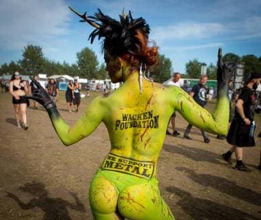 Entertainment Themen der Woche Entertainment Bilder des Tages Wacken Wacken 2018 in Staub und Hitze der Veranstalter sorgt fuer freies Trinkwasser Wacken 2018 der Acker der Metalfans versinkt in Hitze und Staub. Die Fans schuetzen sich mit Staubmasken und Hueten vor der Hitze. Die Wasserflasche wurde kostenlos bereitgestellt und ist an zahllosen Wasserabgaben kostenfrei aufzufuellen. Bereits am Mitwoch gab es reichlich Konzerte wie die Kultbands Nazareth, Fisher Z, sowie Fish (Marillion). Im gigantischen Zelt wurden zur Belueftung die Waende geoeffnet um fuer ausreichend Frsichluft zu sorgen. Auf dem Platz konnten endlich die besten Festivaloutfits einmal trocken ausgefuehrt werden. Fotos: Dirk Jacobs *** Wacken Wacken 2018 in dust and heat the organizer provides free drinking water Wacken 2018 the field of metal fans sinks into heat and dust The fans protect themselves with dust Copyright: Dirk_Jacobsx EP_DJS