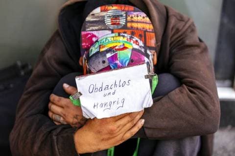 Bettler mit Bettelschild vor dem Kölner Hauptbahnhof. Köln, 02.08.2018 *** Beggar with mendicule in front of the Cologne main station Cologne 02 08 2018 Foto:xC.xHardtx xFuturexImage