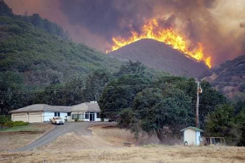 News Themen der Woche News Bilder des Tages August 2, 2018 - Lakeport, California, US - The River Fire backs down a hill towards a house just west of Scott s Valley Road near Lakeport in Lake County California on Thursday..According to Cal Fire as of this evening the Mendocino Complex Fire, comprised of the Ranch and River Fires, has burned 125,168 cares and is at 39% containment. There 3,232 personnel working the blaze and there 15,322 persons currently evacuated. Lakeport US - ZUMAmk2_ 20180802_zap_mk2_007 Copyright: xMarkxMcKennax
