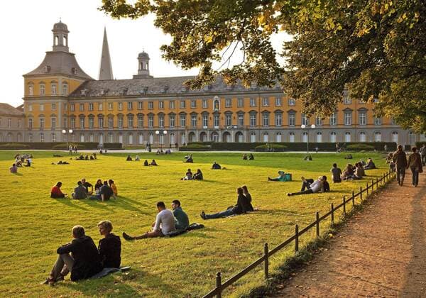  Menschen im Hofgarten der Universität, Bonn, Nordrhein-Westfalen, Deutschland, Europa *** People in the courtyard garden of the University of Bonn North Rhine Westphalia Germany Europe Copyright: imageBROKER/StefanxZiese iblszi04726184.jpg