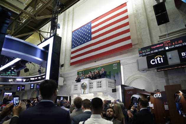 News Bilder des Tages Representatives of Arlo Technologies ring the opening bell on the floor of the NYSE at the New York Stock Exchange on Wall Street in New York City on August 3, 2018. Arlo Technologies rang the NYSE Opening Bell to commemorate the company s initial public offering. Arlo will begin trading on the NYSE today under the ticker symbol ARLO.  NYP20180803106 JOHNxANGELILLO