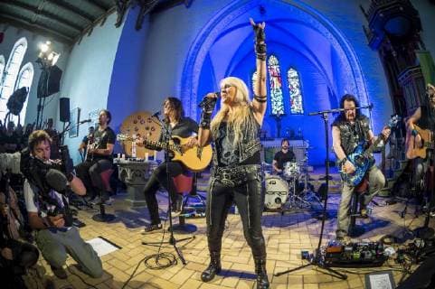 Wacken Open Air Festival 2018 Die deutsche Hardrock Band Doro mit der Sängerin Doro Pesch spielt am 01.08.2018 während des 29.Wacken Open Air in der Kirche in Wacken. Das Festival findet jährlich am ersten Augustwochenende in Wacken (Schleswig-Holstein) statt. Wacken Schleswig-Holstein Germany *** Wacken Open Air Festival 2018 The German Hardrock Band Doro with the singer Doro Pesch plays in the church in Wacken on 01.08.208 during the 29 Wacken Open Air. The festival takes place on the first weekend of august in Wacken Schleswig Holstein Wacken Schleswig Holstein Germany