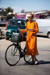 Entertainment Bilder des Tages A chic showgoer attending the Resume runway show during Copenhagen Fashion Week - Aug 7, 2018 - CPHFW: Spring 2019 Street Style Day 1, Copenhagen Denmark  Copyright: xZachxChasex h_00534002
