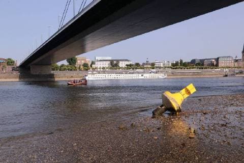 News Bilder des Tages Der Rhein in Düsseldorf wird aufgrund der anhaltenden Trockenheit immer schmaler. Die Bunen am Ufer under Oberkasseler Brücke sind komplett zusehen. Der Weg zum Wasser führt die wenigen Badegäste über eine ausgetrocknete Schotterpiste. Heutiger Pegelstand 84 cm. Durch den Sog der Frachter zieht sich das Rheinwasser kurz zurück, um dann wieder zurückzulaufen. *** Due to the continuing drought, the Rhine in Düsseldorf is becoming ever narrower The Bunen on the banks and Oberkasseler Bridge are completely watching The path to the water takes the few bathers over a dried-out gravel track Todays water level 84 cm The Rhine pulls back for a short while due to the suction of the freighters to run back again