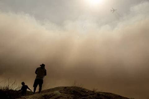August 7, 2018 - Dallas, California, United States - Residents watch the smoke fill the air as the Holy Jim Trailhead fire approches their community. Dallas United States - ZUMAr164 20180807_zap_r164_002 Copyright: xChrisxRusanowskyx