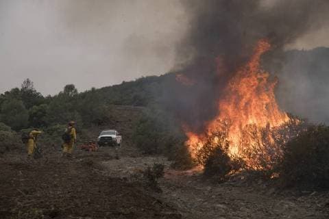 Firefightersl set a backfire along a ridge in Colusa County, California on August 7, 2018. The Mendocino Complex fire has become the largest in the state s history.  SXP2018080712 TERRYxSCHMITT