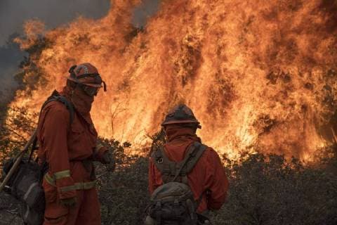 Firefightersl set a backfire along a ridge in Colusa County, California on August 7, 2018. The Mendocino Complex fire has become the largest in the state s history.  SXP2018080715 TERRYxSCHMITT