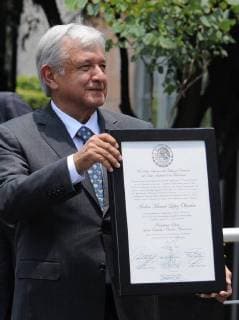 Mexiko, Oberstes Gericht bestätigt Wahl Obradors Mexican President-elect Andres Manuel Lopez Obrador shows his majority certificate as he arrives at the Electoral Court of the Federation s Judicial Power, in Mexico City, Mexico, 08 August 2018. The Court validated the Mexican election and Obrador s victory. Mexican court declares Lopez Obrador President-elect after validating election !ACHTUNG: NUR REDAKTIONELLE NUTZUNG!  Copyright: xMarioxGuzmanx MEX07 20180808-636693619443165329