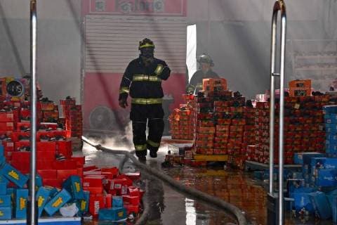 Mexiko, Brand in einer Schuhfabrik in Mexiko-Stadt August 8, 2018 - EUM20180808SOC02.JPG.CIUDAD DE MEXICO. FireIncendio-CDMX.- Este 8 de agosto de 2018 fue controlado el incendio que se registro dentro de una fabrica de zapatos en Iztapalapa, sin que se reportaran personas lesionadas en el inmueble ubicado en la esquina de Avenida Tlahuac esquina Campesinos, de la colonia Santa Isabel Industrial, en la delegacion Iztapalapa. Foto: Agencia EL UNIVERSALAFBV.  - ZUMAu78_ 20180808_zaf_u78_017 Copyright: xElxUniversalx