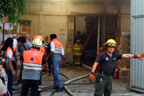 Mexiko, Brand in einer Schuhfabrik in Mexiko-Stadt August 8, 2018 - EUM20180808SOC01.JPG.CIUDAD DE MEXICO. FireIncendio-CDMX.- Este 8 de agosto de 2018 fue controlado el incendio que se registro dentro de una fabrica de zapatos en Iztapalapa, sin que se reportaran personas lesionadas en el inmueble ubicado en la esquina de Avenida Tlahuac esquina Campesinos, de la colonia Santa Isabel Industrial, en la delegacion Iztapalapa. Foto: Agencia EL UNIVERSALAFBV.  - ZUMAu78_ 20180808_zaf_u78_018 Copyright: xElxUniversalx