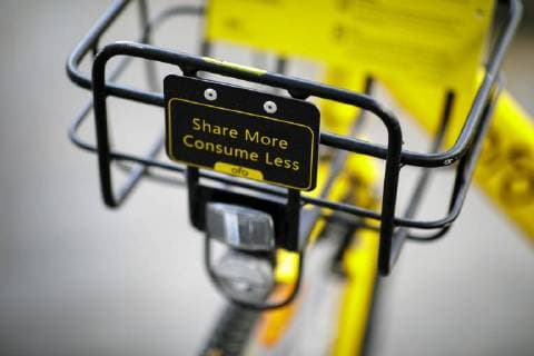 Ein Leihfahrrad des Bikesharing-Anbieters Ofo mit einer Beschilderung am Fahrradkorb mit der Aufschrift Share More Consume Less . Berlin, 08.08.2018. Berlin Deutschland *** A rental bike of the bike-sharing provider Ofo with a sign on the bicycle basket with the inscription Share More Consume Less Berlin 08 08 2018 Berlin Germany Copyright: xJaninexSchmitz photothek.netx