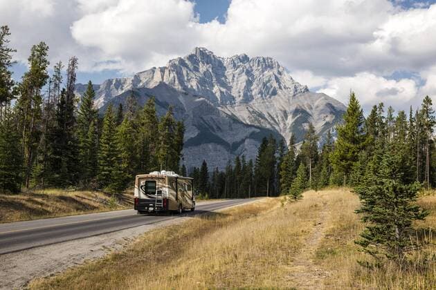 Wohnmobil auf Straße vor spektakulärer Gebirgskulisse im Herbst, Berg Cascade Mountain, Banff, Banff National Park, Rocky Mountains, Alberta, Kanada, Nordamerika Copyright: imageBROKER/MarcoxBittel ibxmbi04727435.jpg