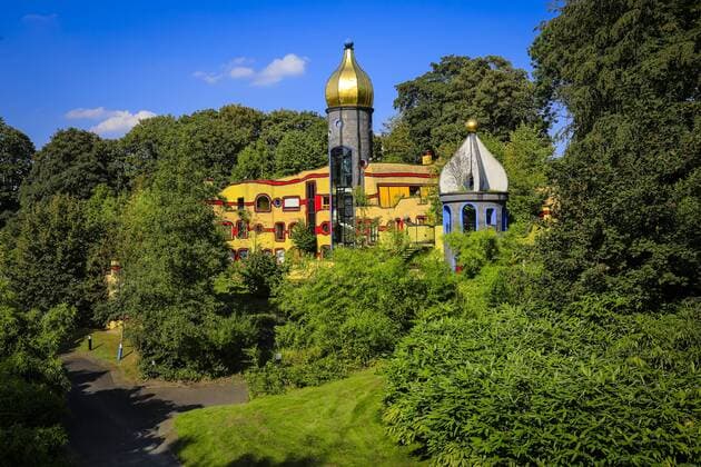 31.08.2016, Essen, Nordrhein-Westfalen, Ruhrgebiet, Deutschland, Grugapark, Parkgelaende der Bundesgartenschau 1965, Ronald McDonald Haus Essen, das Hundertwasser Haus im Grugapark anlaesslich der Essen 2017 Gruene Hauptstadt Europas. Essen Nordrhein-Westfalen Deutschland