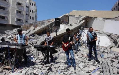 News Bilder des Tages August 10, 2018 - Gaza City, Gaza Strip, Palestinian Territory - Members of a Palestinian musical band perform on the rubble of Said al-Mishal Cultural Center following an Israeli air strike destroyed it on the previous day, in Gaza city on Aug. 10, 2018 Gaza City Palestinian Territory - ZUMAap3_ 20180810_zaf_ap3_008 Copyright: xMahmoudxAjourx