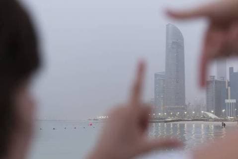 IMAGO Creative: Stadt-Dichotomien Person looking through finger frame at coastal skyscraper  Copyright: ThierryxFoulon B23466920