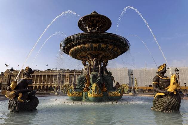 Springbrunnen auf dem Place de la Concorde am Louvre-Gelände. Paris, 10.08.2018 *** Fountains on the Place de la Concorde on the Louvre site Paris 10 08 2018 Foto:xC.xHardtx xFuturexImage