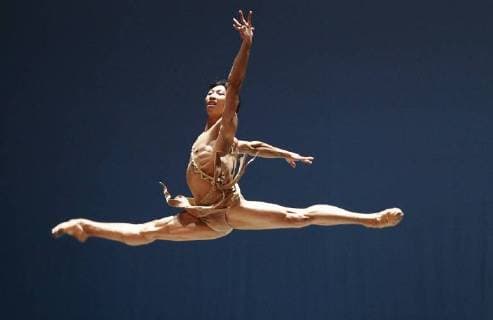 Entertainment Bilder des Tages (180811) -- SHANGHAI, Aug. 11, 2018 -- Chinese contestant Shi Yue performs during the Sixth Shanghai International Ballet Competition in Shanghai, east China, Aug. 11, 2018. The competition closed here on Saturday. ) (zwx) CHINA-SHANGHAI-BALLET COMPETITION-CLOSING (CN) RenxLong 