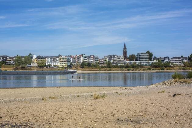Wie fast alle Flüsse in Deutschland führt auch der Rhein bei Köln-Rodenkirchen aufgrund der langen Trockenperiode extremes Niedrigwasser. Schiffe dürfen nur fahren, wenn sie nicht voll beladen sind. Niedrigwasser am Rhein