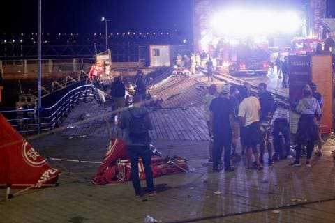 Several firefighters search for victims after several dozens people fell into the sea when a wooden gateway collapsed during a concert in Vigo, northwestern Spain, late night 12 August 2018. Some 266 people were wounded, five of them are seriously injured, in the accident happened during a music concert held as part of O Marisquino Festival. A wooden gateway collapses during a concert in Vigo !ACHTUNG: NUR REDAKTIONELLE NUTZUNG!  Copyright: xSalvadorxSasx GRAF5282 20180813-636697476267399512