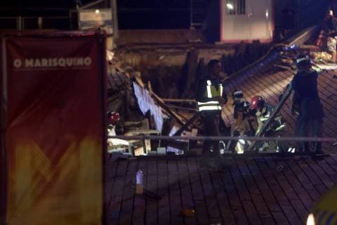 Several firefighters search for victims after several dozens people fell into the sea when a wooden gateway collapsed during a concert in Vigo, northwestern Spain, late night 12 August 2018. Some 266 people were wounded, five of them are seriously injured, in the accident happened during a music concert held as part of O Marisquino Festival. A wooden gateway collapses during a concert in Vigo !ACHTUNG: NUR REDAKTIONELLE NUTZUNG!  Copyright: xSalvadorxSasx GRAF5292 20180813-636697478758491883