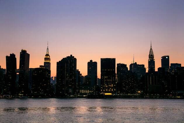 New York City, USA August 6, 2018 - Illustrative picture of New York City - Backlight view of midtown Manhattan skyscrapers ILLUSTRATION, GENERIQUE, ILLUSTRATIF, CARTE POSTALE, NYC, MANHATTAN, AMERIQUE, USA, ETATS UNIS D AMERIQUE, DESTINATION TOURISTIQUE, ECONOMIE, BUSINESS, CAPITALISME, CHRYSLER BUILDING, EMPIRE STATE BUILDING, PUISSANCE ECONOMIQUE, SILHOUETTE, ARGENT, RICHESSE, Copyright: xVincentxIsorex