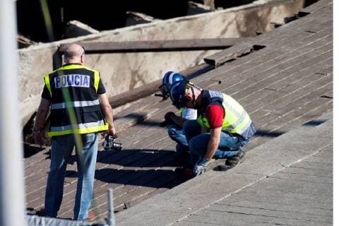 Spanish scientific police members inspect a place where a wooden gateway collapsed on 13 August 2018 during the closing concert of the O Marisquino music festival, in Vigo, Galicia, northern Spain, 14 August 2018. Some 300 people were wounded in the accident happened last night during a music concert held as part of O Marisquino Festival. Accident during concert wounds 300 people !ACHTUNG: NUR REDAKTIONELLE NUTZUNG!  Copyright: xSalvadorxSasx GRAF5730 20180814-636698490361506929