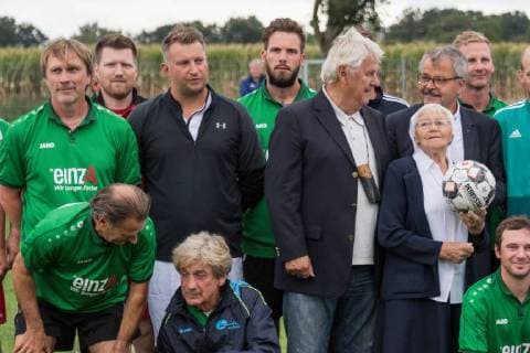 Ehemalige Profis treten wieder gegen Stadtkicker, Schausteller und Wirte an. Die Erlöse werden an die Hilfsprojekte von Ehrenbürgerin Schwester Regina Kuhlmann gespendet Ansgar Brinkmann (Der weiße Brasilianer - Teilnehmer im Dschungelcamp 2018 am 10. 14.08.2018, Stoppelmarkt, Vechta, Ehemalige Profis treten wieder gegen Stadtkicker, Schausteller und Wirte an. Die Erlöse werden an die Hilfsprojekte von Ehrenbürgerin Schwester Regina Kuhlmann gespendet, Stoppelmarkt in Vechta. Traditionell wird alljährlich am Dienstag vor der Eröffnung des Stoppelmarktes (in diesem Jahr: 14. August) Fußball für den guten Zweck gespielt. Auf dem Sportplatz am Schulzentrum Nord (Ludgerusschule) die Spielgemeinschaft von Stadt und Landkreis Vechta sowie eine Mannschaft der Stoppelmarkt-Schausteller abwechselnd gegen eine Auswahl ehemaliger Bund KFOTOxKokenge nph00001