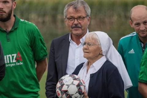 Ehemalige Profis treten wieder gegen Stadtkicker, Schausteller und Wirte an. Die Erlöse werden an die Hilfsprojekte von Ehrenbürgerin Schwester Regina Kuhlmann gespendet Helmut Gels ( Buergermeister Stadt Vechta) Schwester Regina Kuhlmann gehört seit me 14.08.2018, Stoppelmarkt, Vechta, Ehemalige Profis treten wieder gegen Stadtkicker, Schausteller und Wirte an. Die Erlöse werden an die Hilfsprojekte von Ehrenbürgerin Schwester Regina Kuhlmann gespendet, Stoppelmarkt in Vechta. Traditionell wird alljährlich am Dienstag vor der Eröffnung des Stoppelmarktes (in diesem Jahr: 14. August) Fußball für den guten Zweck gespielt. Auf dem Sportplatz am Schulzentrum Nord (Ludgerusschule) die Spielgemeinschaft von Stadt und Landkreis Vechta sowie eine Mannschaft der Stoppelmarkt-Schausteller abwechselnd gegen eine Auswahl ehemaliger Bund KFOTOxKokenge nph00001