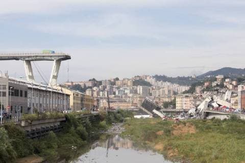 News Themen der Woche KW33 August 14, 2018 - Genoa, Liguria, Italy - The remains of the Morandi motorway bridge stands after it partially collapsed in Genoa, Italy, on Tuesday, Aug. 14, 2018. The famous bridge of highway A10 that connected the Liguria region with south Italy collapsed with many victims. Genoa Italy  - ZUMAn230 20180814_zaa_n230_286 Copyright: xMauroxUjettox