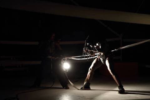 Nora Chipaumire und Pape Ibrahima Ndiaye a.k.a. Kaolack, v.l., während der Fotoprobe für die Tanzperformance portrait of myself as my father im Rahmen des Festivals Tanz im August in den Sophiensaelen in Berlin, 14. August 2018. Premiere ist am 15. August 2018. Künstlerische Leitung, Konzept und Choreografie Nora Chipaumire. Festival Tanz im August portrait of myself as my father