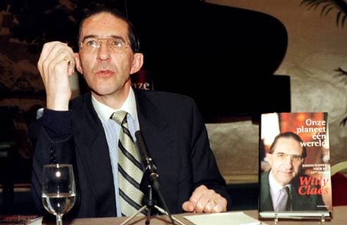 Former NATO General Secretary, Willy Claes, gestures during a press conference to present his book, Onze planeet ŽŽn wereld (Our Planet a World), this Wednesday April 22, 1998, in Brussels. Belga Photo Jacques Collet  x248157x
