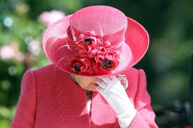 21.06.2018, Royal Ascot, Windsor, GBR, GROSSBRITANNIEN - HRH Queen Elizabeth the Second is not amused. Ascot racecourse. (Ascot, aussen, Aussenaufnahme, betreten, Emotion, England, englisch, Europa, europaeisch, Grossbritannien, Koenigin Elisabeth, Kopf gesenkt, Kreislauf, nachdenklich, Nachdenklichkeit, nicht erfreut, not amused, Portraet, Portrait, QF, Queen Elisabeth, Queen Elizabeth, Queen Elizabeth the Second, Querformat, Royal Ascot, Royals, United Kingdom, unwohl, Unwohlsein, Vereinigtes Koenigreich, Westeuropa, Windsor) 180621D174ROYALASCOT.JPG