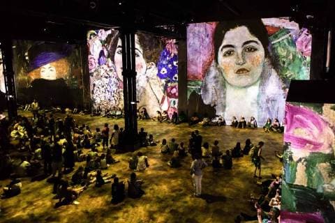 Entertainment Bilder der Woche KW33 Bilder des Tages Paris, France le 16 aout 2018 - Exposition immersive a l Ateliers des Lumieres de Gustav Klimt, de Poetic_Ai par le collectif Ouchhh et de Hundertwasser. Immersive exhibition, at the Ateliers des Lumieres, of Gustav Klimt, of Poetic_Ai by the collective Ouchhh and Hundertwasser.  Copyright: xAurelienxMorissardx