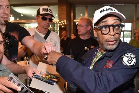 Spike Lee gibt Autogramme Ankunft zur Filmpremiere BlackkKlansman im Kino International in Berlin am 16.08.2018