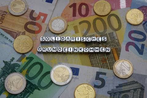 Geldscheine und solidarisches Grundeinkommen Geldscheine und solidarisches Grundeinkommen, 15.08.2018, Borkwalde, Brandenburg, Auf Geldscheinen liegen die Worte solidarisches Grundeinkommen.