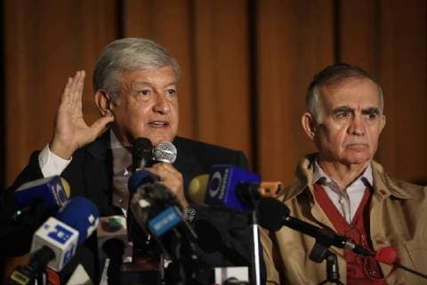 August 17, 2018 - EUM20180817POL07.JPG.CIUDAD DE MEXICO, Transicion Transicion-Presidencia.- El presidente electo, Andres Manuel Lopez Obrador y Javier Jimenez Espriu, proximo titular de la Secretaria de Comunicaciones y Transportes (SCT) durante conferencia de prensa para presentar los dictamenes tecnicos del nuevo aeropuerto Internacional de la Ciudad de Mexico (NAICM), este 17 de agosto de 2018. Foto: Agencia EL UNIVERSAL MAR. Copyright: xJuanxCarlosxReyesx
