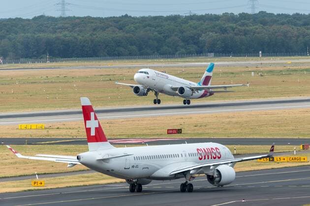 Duesseldorf Themenbild, Symbolbild, Flugzeug, 15.08.2018 Eine Airbus A320 der Fluggesellschaft Eurowings startet waehrend im Vordergrund eine Airbus A320-300 der schweizer Fluggesellschaft Swissair beim Themenbild, Symbolbild, Flugzeug, 15.08.2018 Copyright: xEIBNER MarioxHommesx EP_MHS