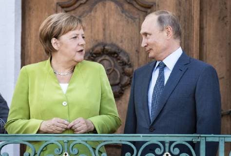 News Themen der Woche KW33 News Bilder des Tages Bundeskanzlerin Angela Merkel (l), CDU, empfaengt den Russischen Praesidenten Wladimir Putin vor Schloss Meseberg. 18.08.2018, Gransee. Berlin Deutschland *** Chancellor Angela Merkel l CDU welcomes Russian President Vladimir Putin in front of Meseberg Castle 18 08 2018 Gransee Berlin Germany Copyright: xXanderxHeinl photothek.netx