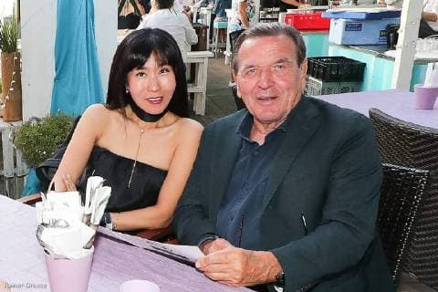 Entertainment Bilder der Woche KW33 Entertainment Bilder des Tages Hannover, Maschseefest, Altkanzler Gerhard Schröder (74) mit Ehefrau Soyeon Kim im Restautant Clichy auf dem Maschseefest in Hannover, *** Hannover Maschseefest Former Chancellor Gerhard Schröder 74 with his wife Soyeon Kim in the Restautant Clichy at the Maschseefest in Hanover