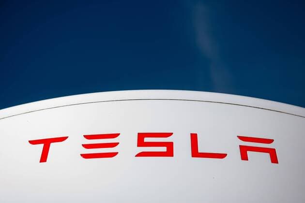 Mücke , 180818 , Tesla Supercharger auf dem Autohof Mücke Im Bild: Tesla Supercharger auf dem Autohof Mücke. Symbolfoto: Der Aktienkurs von Tesla ist nach einem Tweet von Tesla-Chef im freien Fall. Nun hat sich auch die US-Börsenaufsicht eingeschaltet